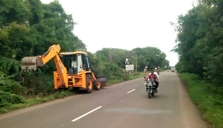 प्रहारच्या मागणीला यश, मोहोळ विजापूर हायवे वरील काटेरी झाडे काढायचे काम चालू